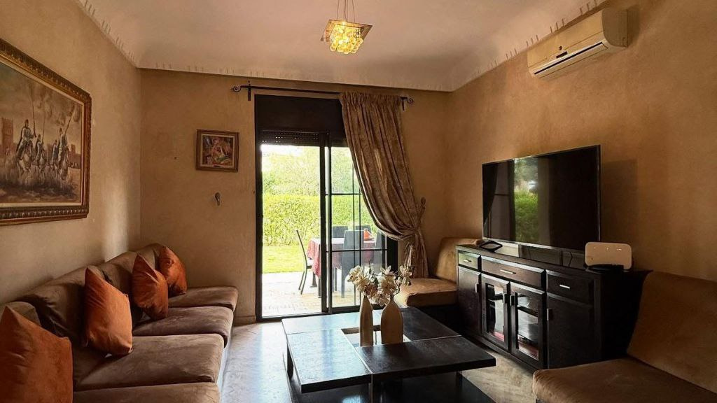 Agreable appartement en rez de jardin, en location longue duree.