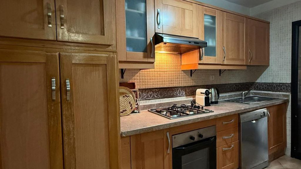 Agreable appartement en rez de jardin, en location longue duree.