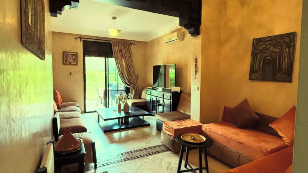 Agreable appartement en rez de jardin, en location longue duree.