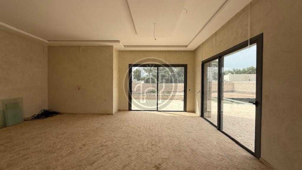 Villa neuve avec piscine, dans une zone urbaine