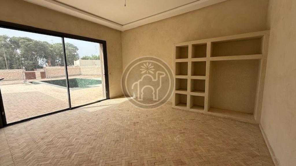 Villa neuve avec piscine, dans une zone urbaine