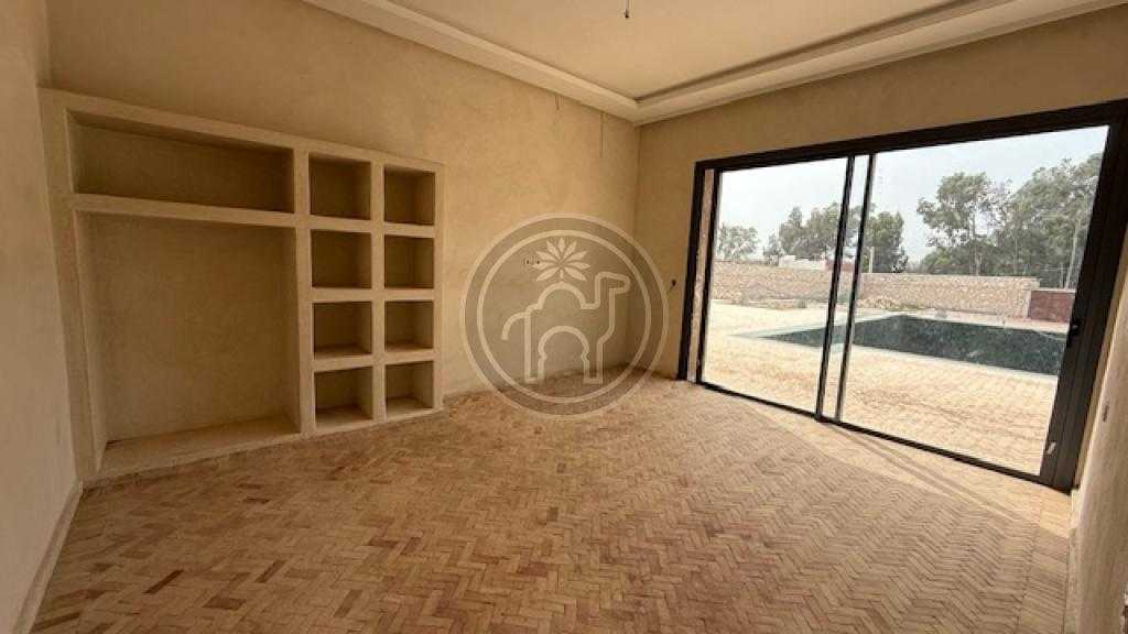 Villa neuve avec piscine, dans une zone urbaine