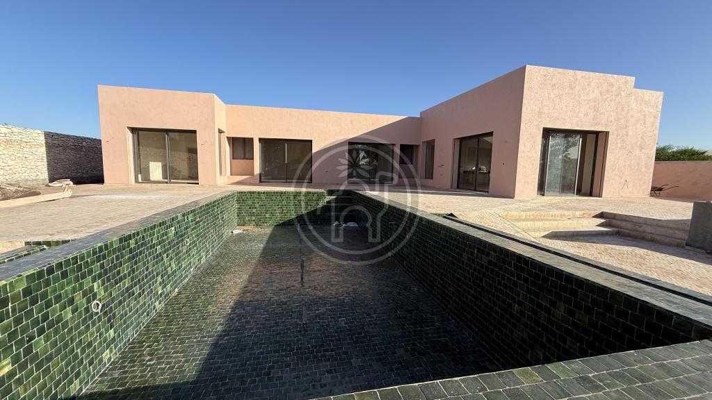 Villa neuve avec piscine, dans une zone urbaine