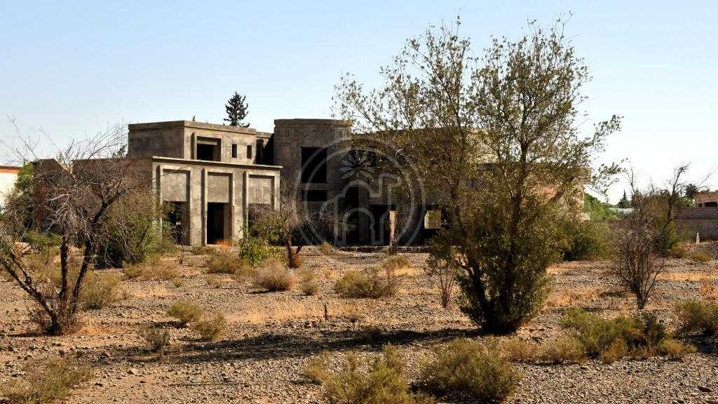 Villa en gros oeuvre de 685m2 a 2 pas de l\'ecole Americaine.