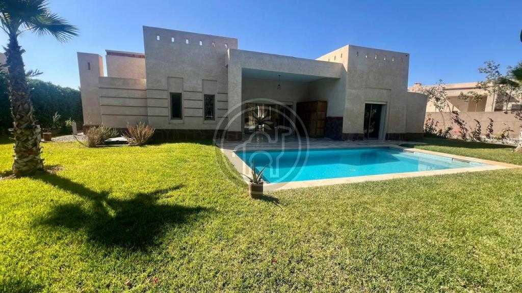 Agréable villa avec jardin, piscine en résidence calme et securisee.