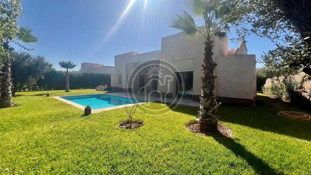 Agréable villa avec jardin, piscine en résidence calme et securisee.