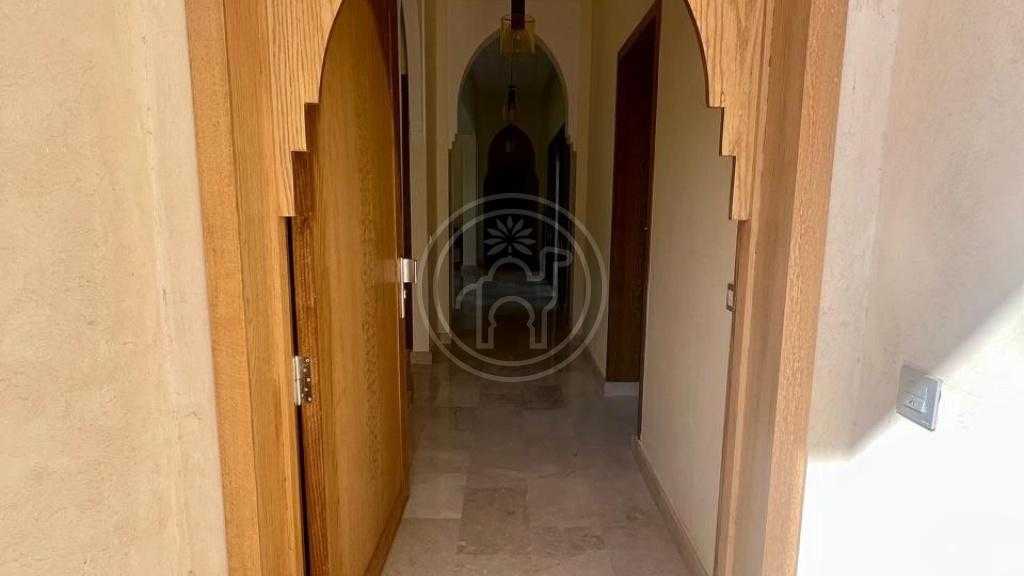 Agréable villa avec jardin, piscine en résidence calme et securisee.