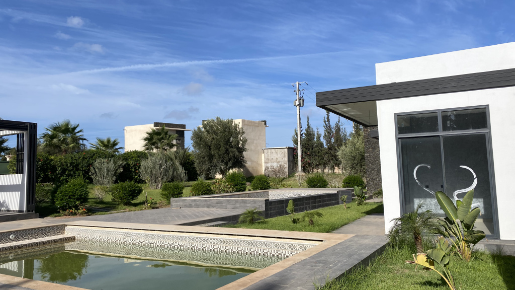 Superbe villa neuve de 3 chambres, piscine et jardin arboré ( sans AVNA)
