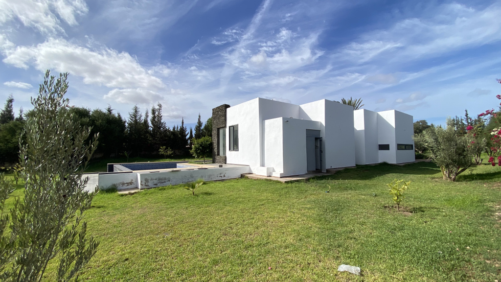 Superbe villa neuve de 3 chambres, piscine et jardin arboré ( sans AVNA)