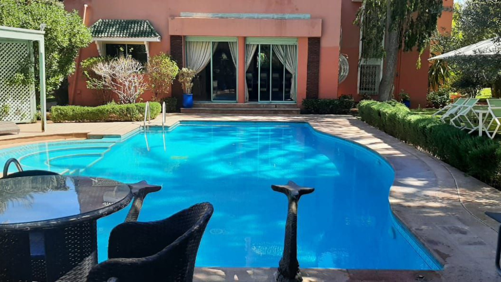 Villa a vendre dans le circuit de la Palmeraie avec sa piscine.