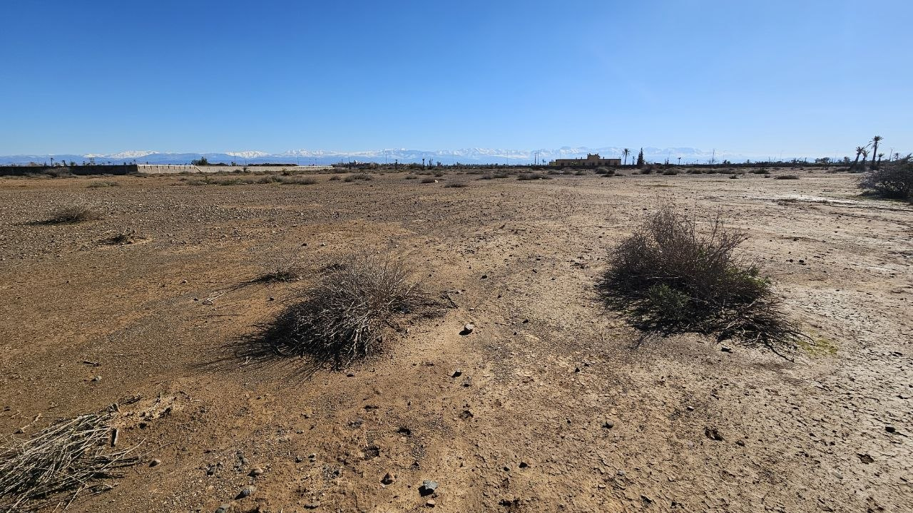 Terrain a vendre a 15mn du centre ville avec vue degagee sur l\'Atlas.