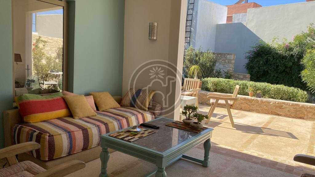 Propriété composée de 2 maisons à 2 niveaux chacune, pour un total de 7 chambres et 6 sdb.