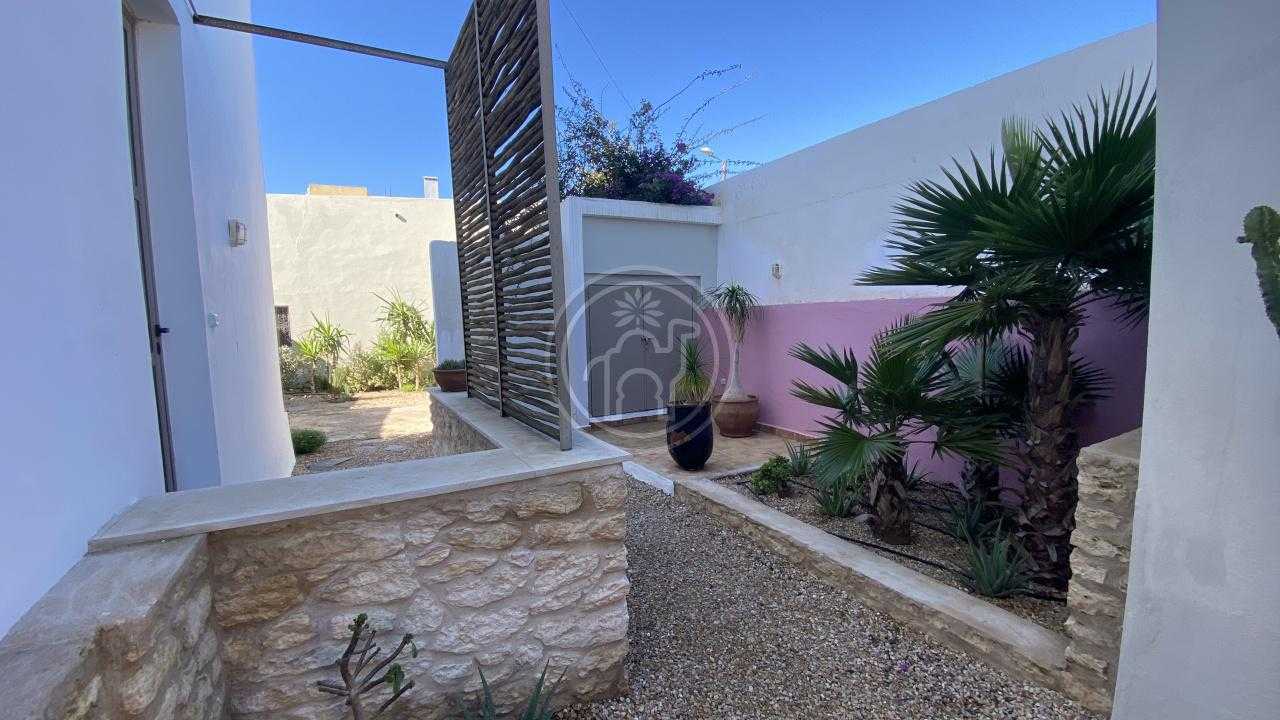 Propriété composée de 2 maisons à 2 niveaux chacune, pour un total de 7 chambres et 6 sdb.