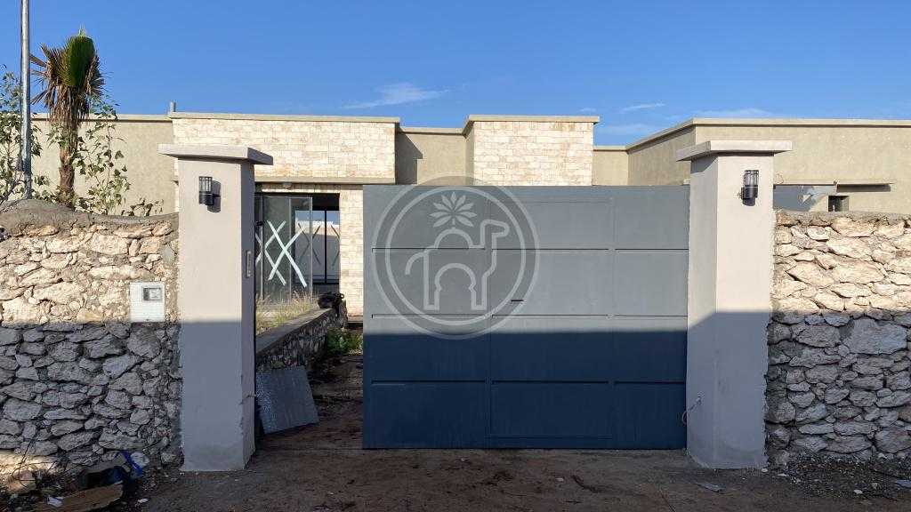 Villa neuve, 4 chambres, piscine. En zone urbaine.