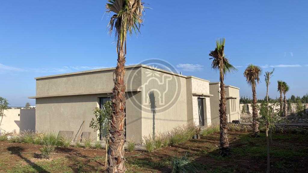 Villa neuve, 4 chambres, piscine. En zone urbaine.