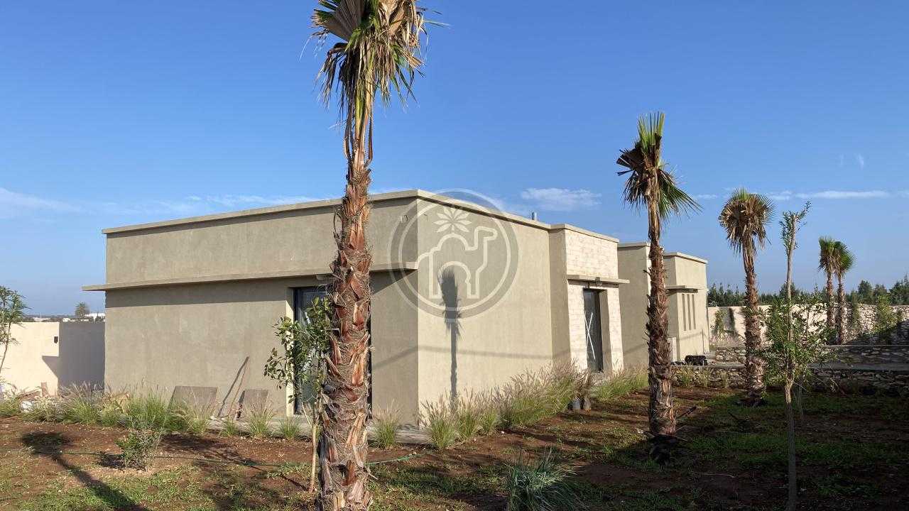 Villa neuve, 4 chambres, piscine. En zone urbaine.