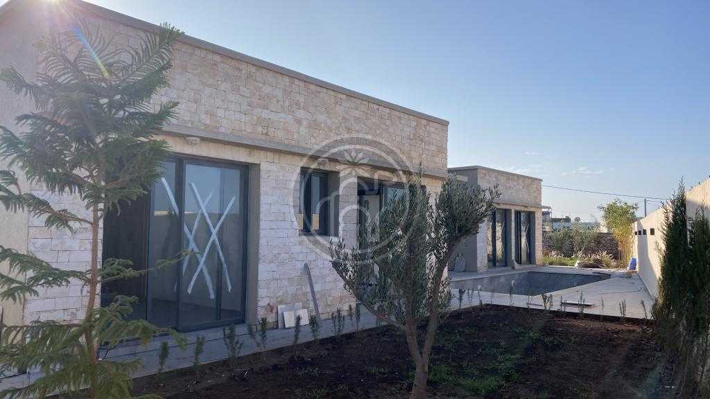 Villa neuve, 4 chambres, piscine. En zone urbaine.