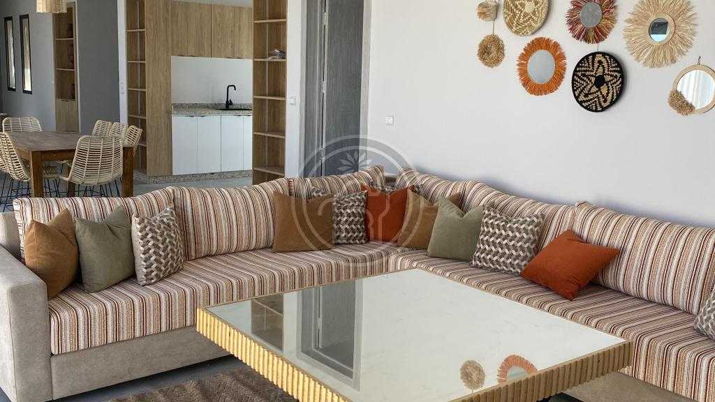 Villa neuve, 4 chambres, piscine. En zone urbaine.