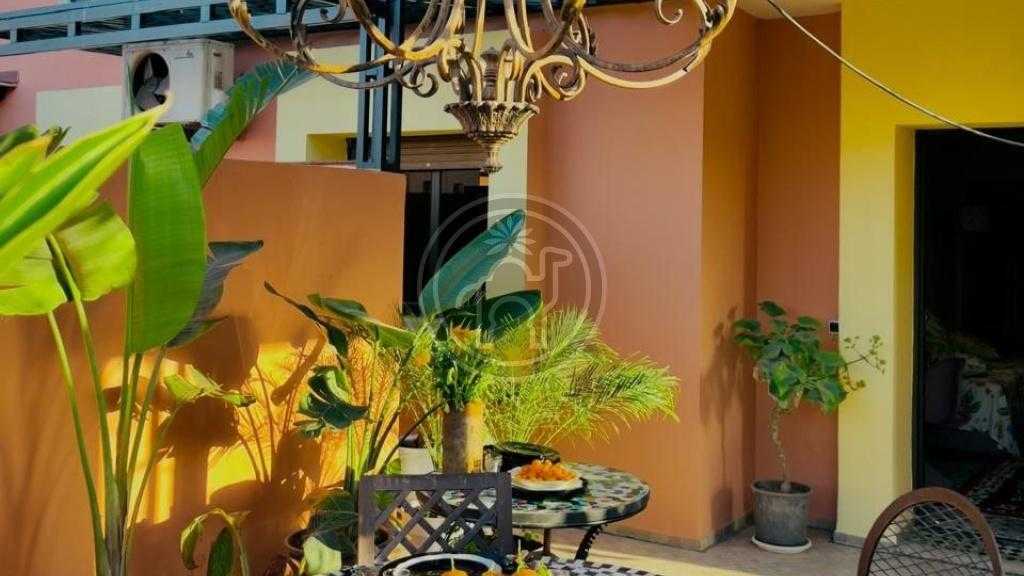 Bel appartement de 2 chambres avec terrasse, en centre ville.