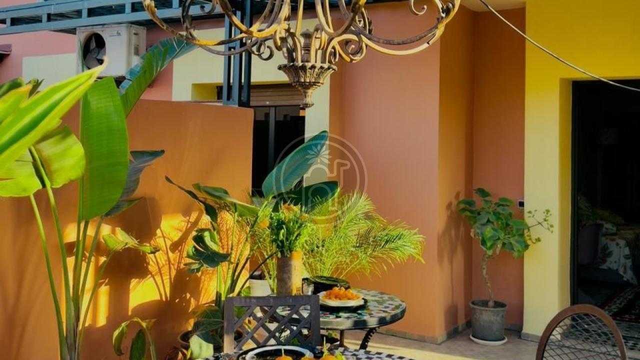 Bel appartement de 2 chambres avec terrasse, en centre ville.