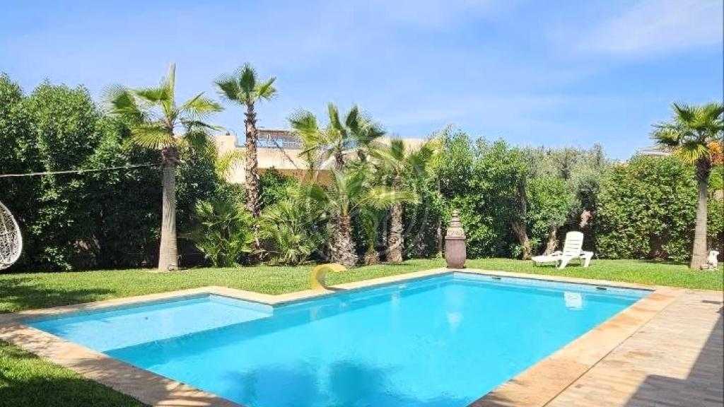 Agreable villa en residence avec jardin et piscine.