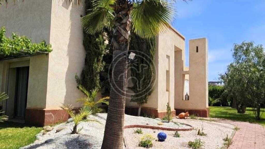 Villa de plain-pied, 3 chambres, piscine sur 1050m2 de terrain.