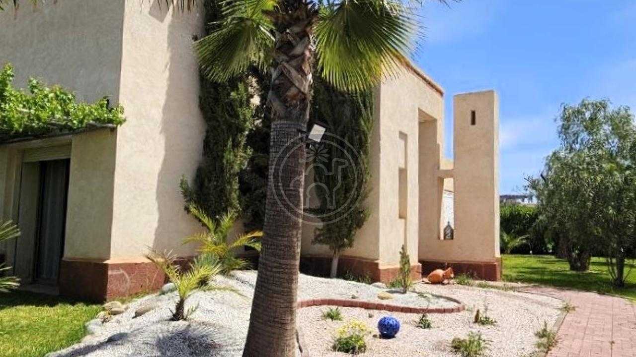 Villa de plain-pied, 3 chambres, piscine sur 1050m2 de terrain.