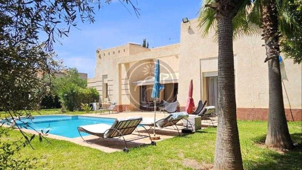 Villa de plain-pied, 3 chambres, piscine sur 1050m2 de terrain.