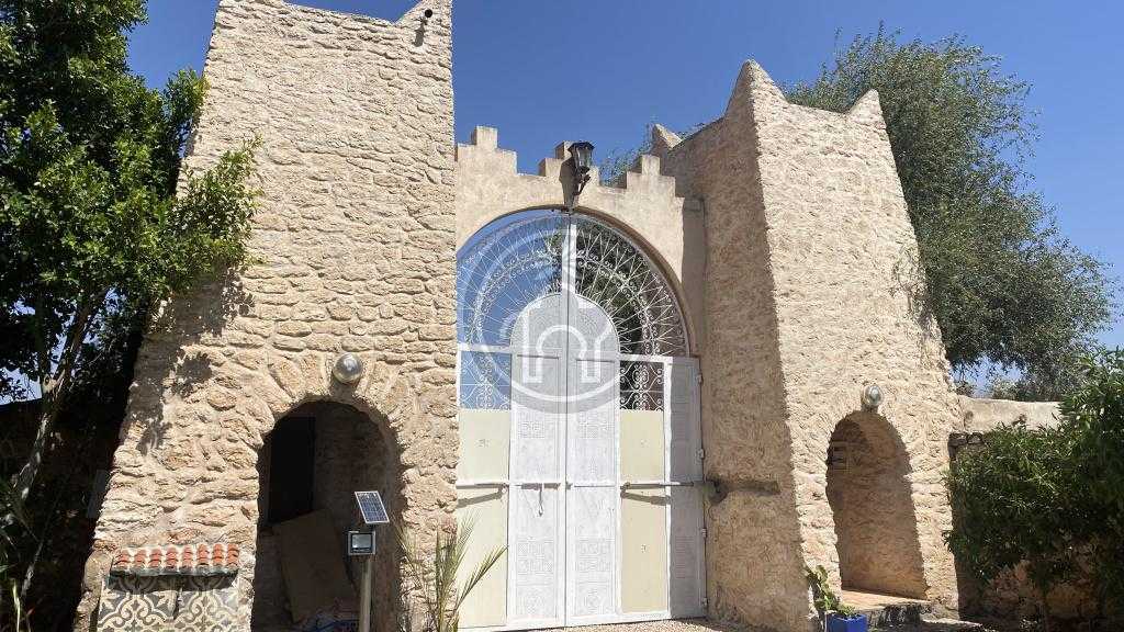 Villa 7 chambres, piscine et jardin arboré, idéale pour une maison d\'hôtes.