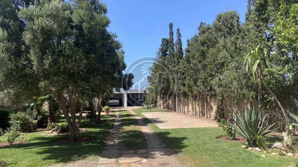 Villa 7 chambres, piscine et jardin arboré, idéale pour une maison d\'hôtes.
