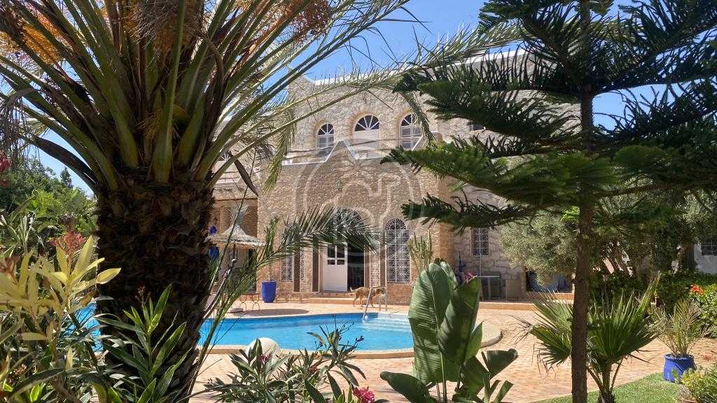 Villa 7 chambres, piscine et jardin arboré, idéale pour une maison d\'hôtes.