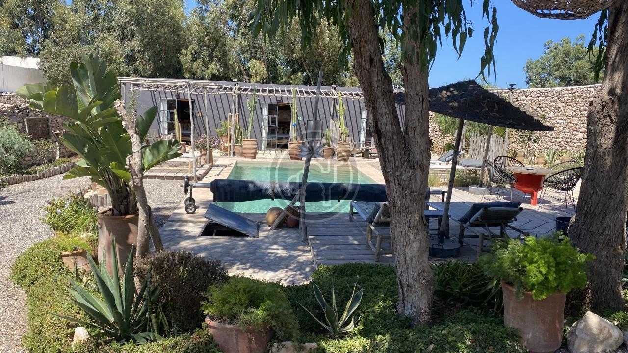 Maison de campagne, 6 chambres, piscine chauffée, en zone urbaine. parfaite pour une maison d\'hôtes.