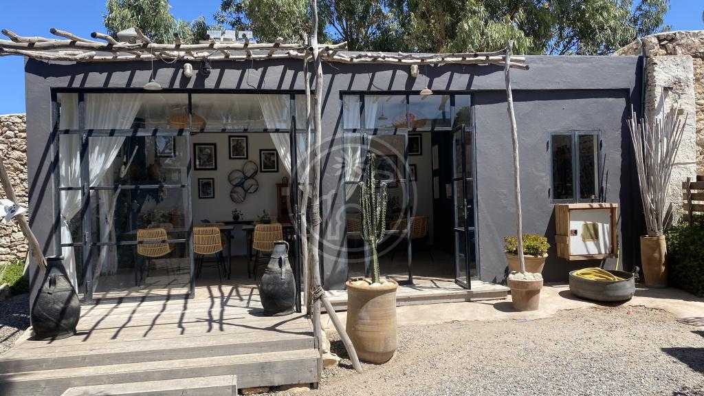 Maison de campagne, 6 chambres, piscine chauffée, en zone urbaine. parfaite pour une maison d\'hôtes.