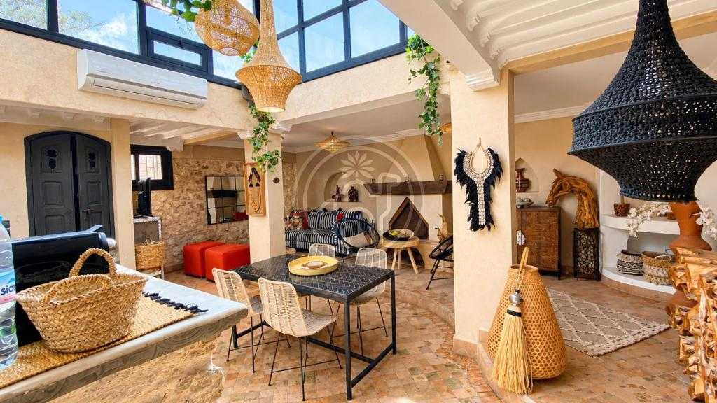 Maison beldi complètement réaménagée et décorée. 2 chambres, piscine chauffée. 